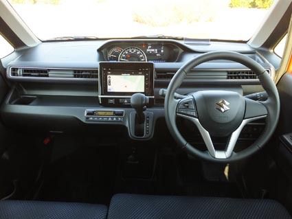 水平基調で広々感を演出するインテリアは、室内幅の拡大を実感できる。細部の質感も高めた