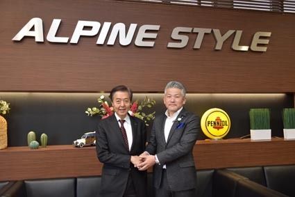 左からアルパインマーケティングの岩渕取締役、ニューズの今村社長