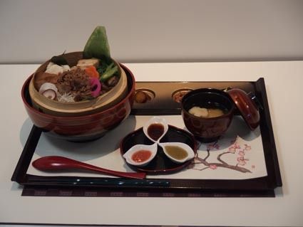 グランプリに輝いた「常陸乃国の玉手箱、もりと海のわっぱ丼」(ジャパンフードマネジメント)