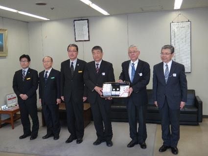 あいおいニッセイ同和広島支店が県警にLEDクリップライト寄贈
