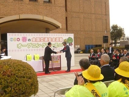 徳島県自動車ディーラー交通安全対策推進協と徳島軽協が徳島県交通遺児育成会に寄付・寄贈