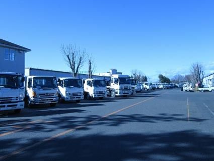 架装メーカーのヤードには、出荷を待つ車両が所狭しと並んでいる