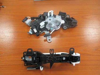 (上)がフラッシュサーフェスアウトサイドハンドルで(下)がモーターなしの通常の機構