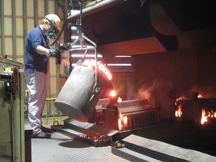 シェルモールドを横並びに連結した鋳型に手作業で溶湯を流し込む