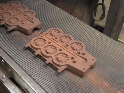 プレート状の砂型「シェルモールド」