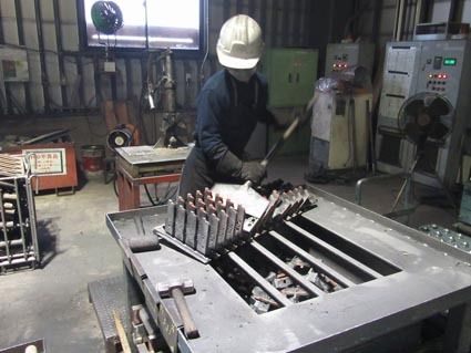 冷却後、外枠から部品を切り離す