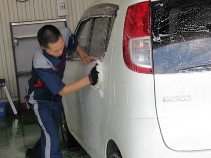 丁寧に手で磨き上げる