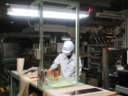 クリーンルームで働く作業員の着衣も、清潔さを意識している