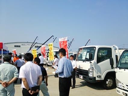 いすゞ自動車東北は特選車100台を展示し恒例の中古車フェア