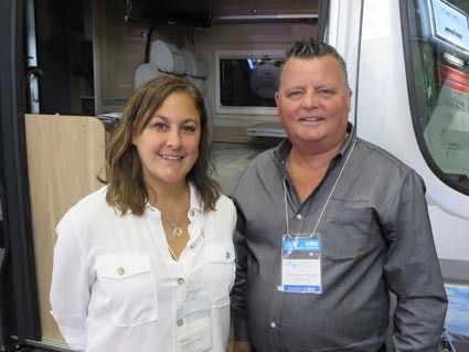 アーウィンハイマーのキャシディー上級副社長(右)とクロウ地域販売マネージャー