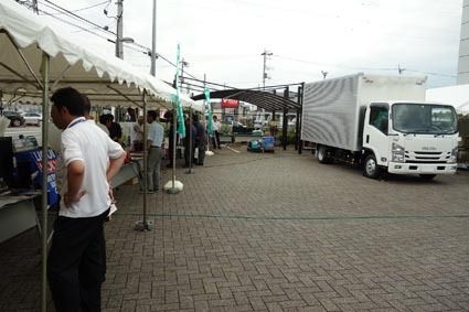 屋台や抽選会で来場客に感謝の意を示した