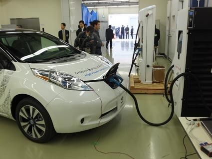 高出力充電は車両側も対応する必要がある。写真は日産自動車「リーフ」の開発車両