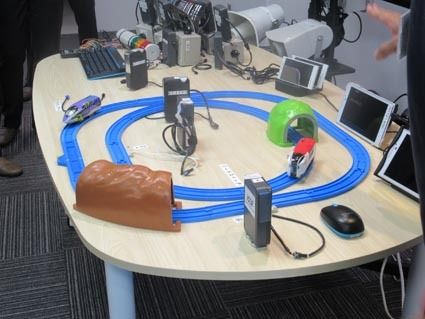 IoTシステムのイメージ。センサーで集めた情報を各機器で送受信し、モニターで稼働状況を確認する