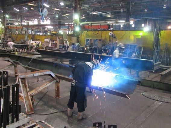 重トレーラー車など特殊な車両のメーンフレームは、職人が手作業で溶接する