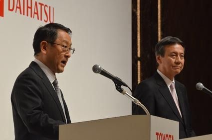 三井氏(右)との共同会見で豊田氏は「ダイハツらしいクルマづくりは、トヨタの『もっといいクルマづくり』でもっとも大切にしなければならないことのひとつ」と語った