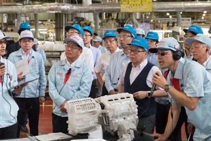 デンソーのIoTへの取り組みについて説明を受ける世耕経産相(前列、右から2人目)