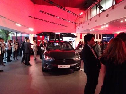 テスラは既存ブランドと差別化したIT的な新しさで若い富裕層や経営者を惹きつける