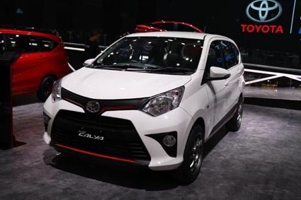 インドネシア向け小型車「アギア」。ダイハツが開発・生産しトヨタに供給する(8月、ジャカルタでのモーターショー)