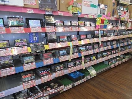 ナビも最新のものから少し古い方まで広く陳列している