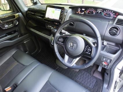 登録車とそん色ない質感を追求したインテリア。収納なども多く使い勝手も向上した