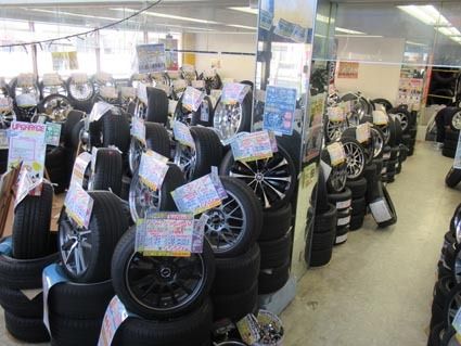 タイヤを豊富にそろえている