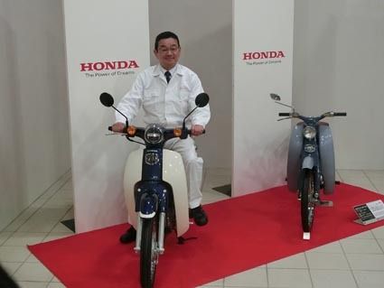 新型スーパーカブにまたがる八郷社長