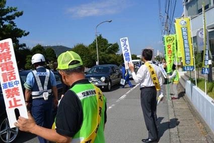 JAF徳島、支部前で交通安全の街頭啓発活動を実施