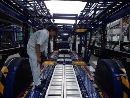 出庫前のキャリアカー。目視で最終チェックを行い、不具合などを確認する