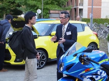 実車を前に学生からの質問に答える鈴木社長