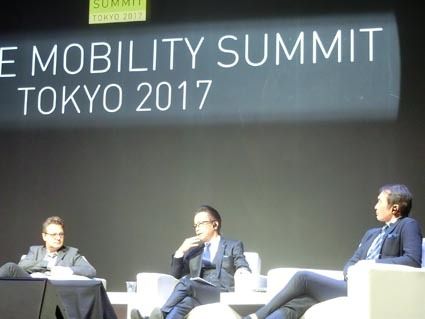 (写真左から)日産自動車日産総合研究所シリコンバレーオフィスのマーティン・シリハウスダイレクター、トヨタ自動車の友山茂樹専務役員コネクテッドカンパニープレジデント、本田技術研究所の脇谷勉執行役員R&DセンターXセンター長