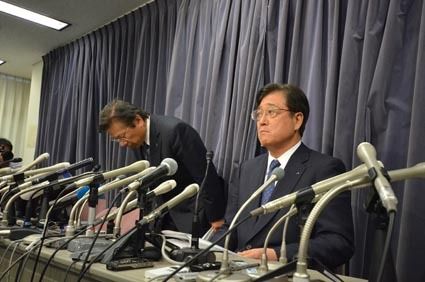 カタログ燃費の不正計測などで会見する三菱自首脳(当時)