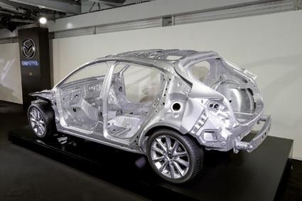 ボディーやシャシーなどは「スカイアクティブ・ビークル・アーキテクチャー」に基づいて一新した