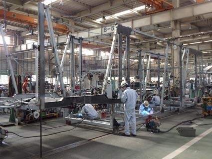 チームで架装作業を行うことで生産効率化を図る