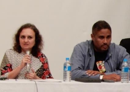 ライドシェアの問題点を指摘するデサイさん(左)と、ウーバー・ドライバーのカラスコ氏(右)