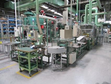 後処理工程の連続ラインではベルトコンベヤーを導入して省人化を図る