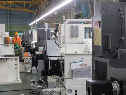 多くの専用機を組み立てるライン