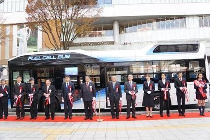 関係者を集めて燃料電池バスの出発式を開催
