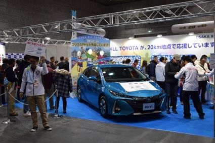 事前イベントではランナーにも環境にも優しいプリウスPHVを展示