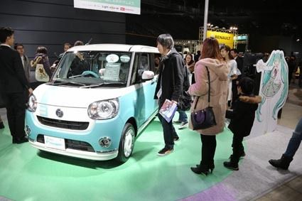 ダイハツブースでは初音ミクとコラボした特別仕様車を展示