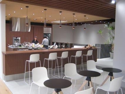 本格的なオープンキッチンも併設する