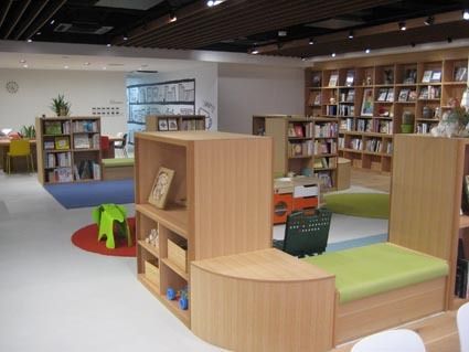 店舗2階の図書館は本の陳列や装飾にこだわった