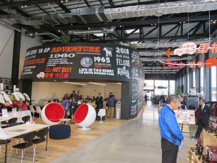 ジェームス店中央に配する車の歴史を記したアートデザインの壁面が印象的