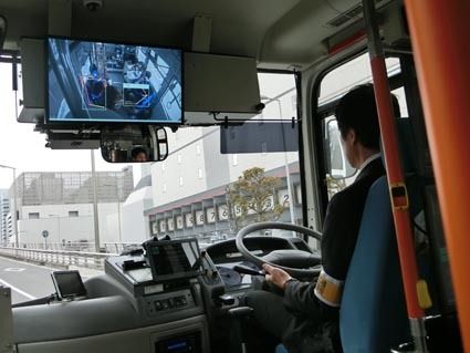 先進モビリティが自動運転車使用に改造した小型バスを使用。カーブも滑らかに走行した