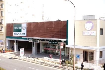 店舗と保育所の出入り口を建屋左右に分けるなど安全な店づくりを重視