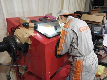 サンドブラスターで各部品をきれいに磨き上げている