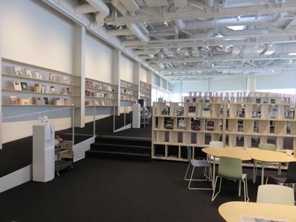 カローラ店の2階では、オープンスペースにしてコンサートも開催するという