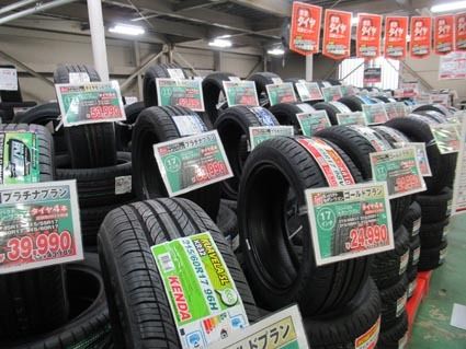 タイヤは在庫をストックするスペースを設けている