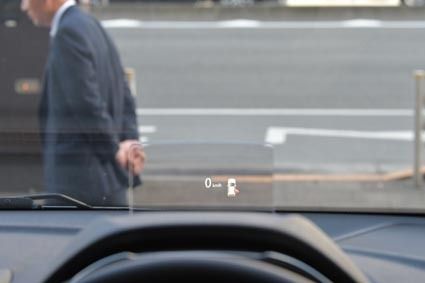 安全面などを考慮し、速度などの情報を表示するヘッドアップディスプレーを搭載する