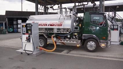 タンクローリーにつないで計量販売ができる(横田瀝青興工業の「どこでもスタンド」)