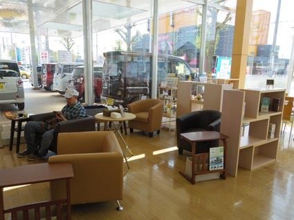 待ち合いスペース。ソファが統一されていないのは、どのソファが一番いいのか試している最中だからとのこと